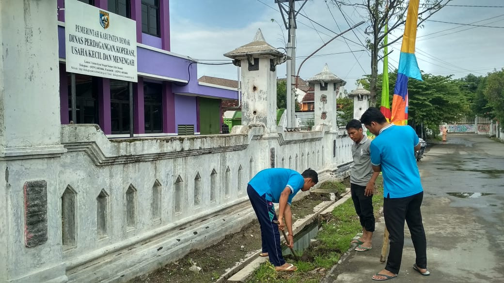 Pemasangan Umbul -Umbul dan  Bendera Dindagkop Ukm