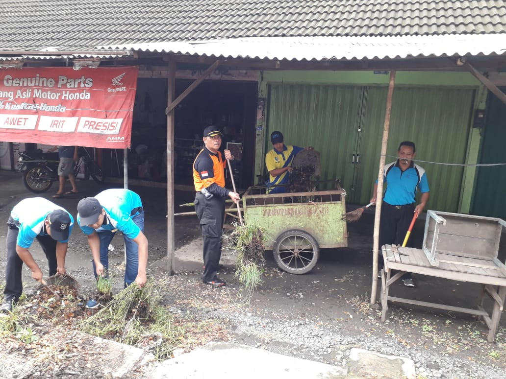 Kerja Bakti Dalam Rangka Hari Peduli Sampah Pegawai Dindagkop Ukm UPTD Pasar Wilayah V