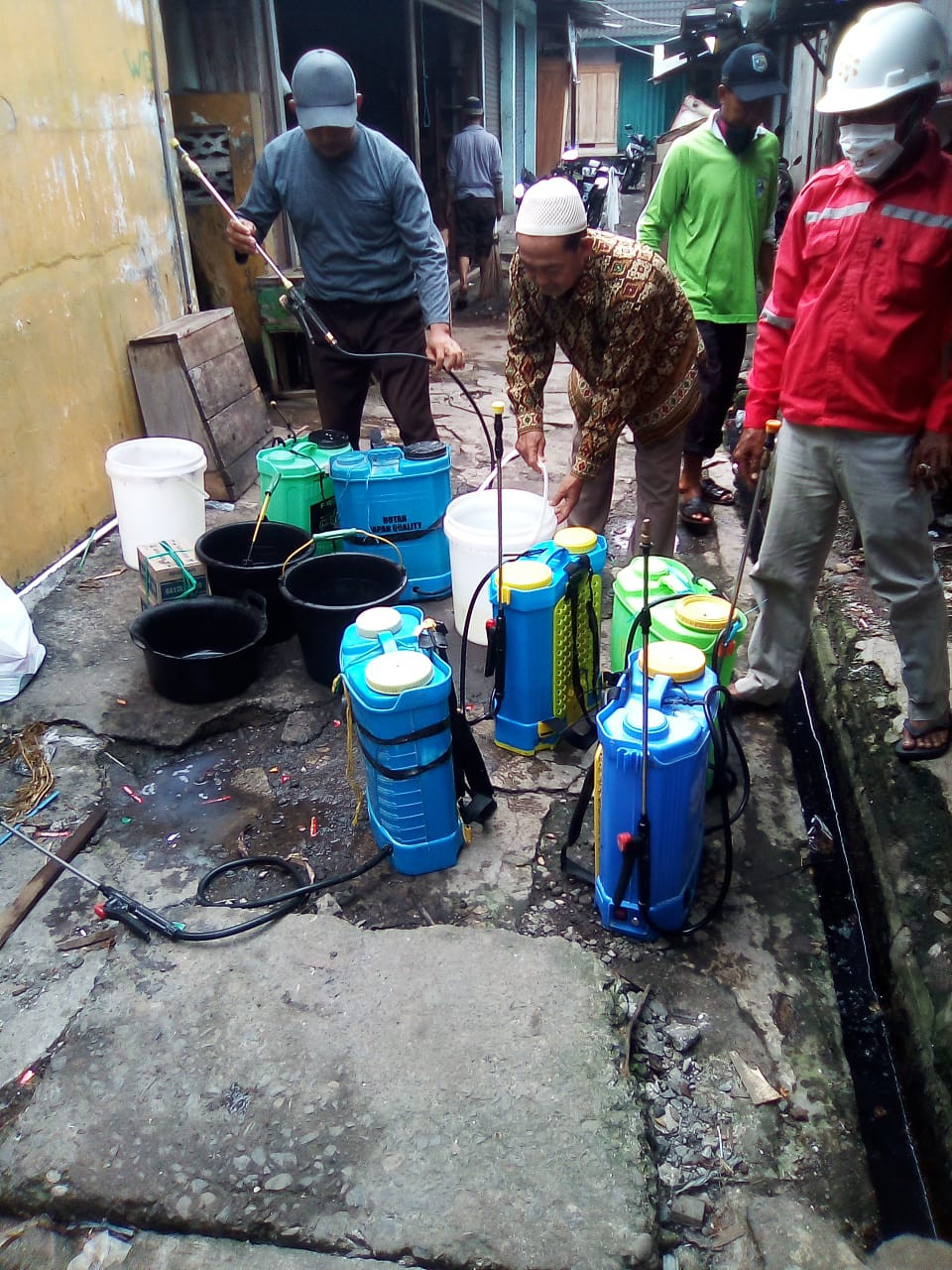 Penyemprotan Disinfektan Di Wilayah UPTD Pasar Wilayah V Kabupaten Demak