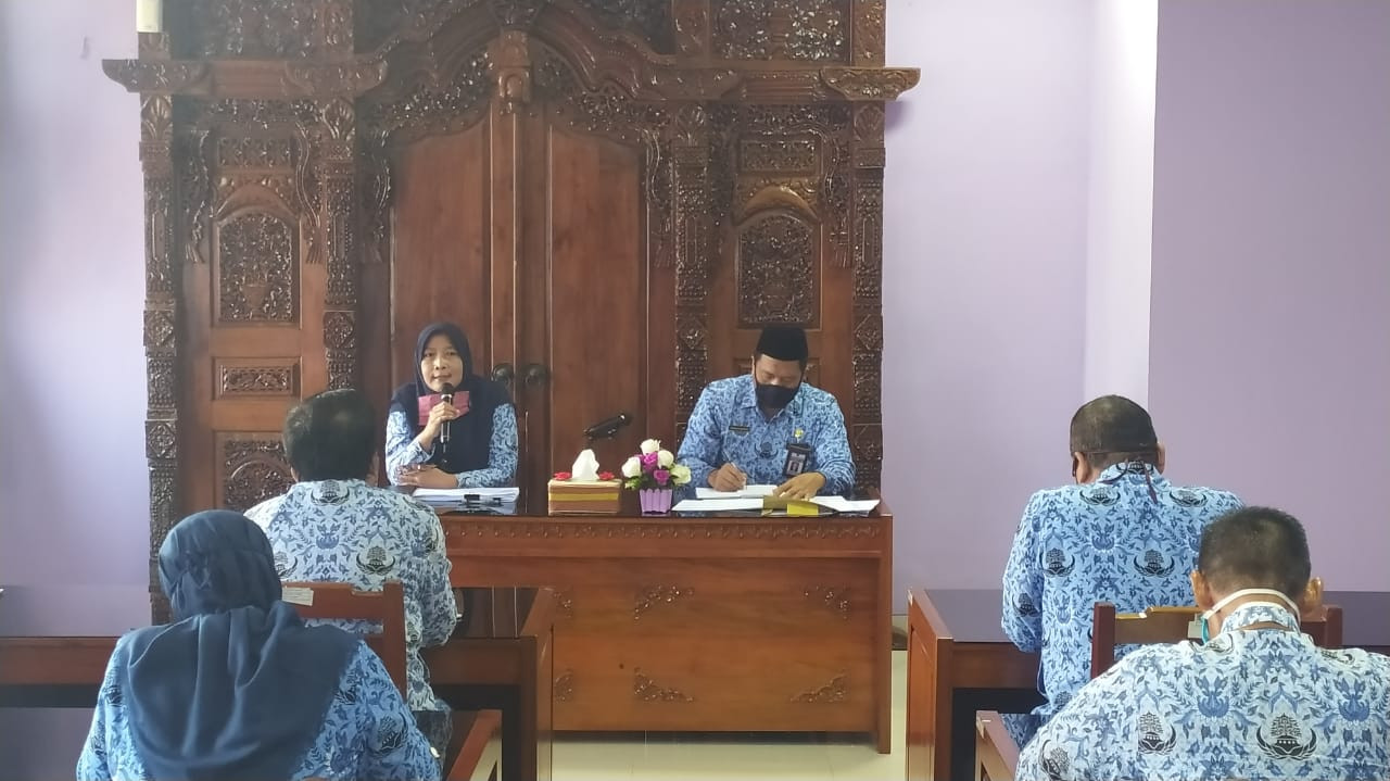 Rapat Staf Evaluasi Pelaksanaan Program Kegiatan Oleh Dindagkop UKM Kabupaten Demak