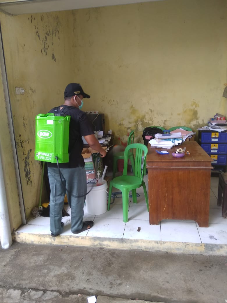 Penyemprotan Disenfektan Di Pasar Sriwulan Wilayah UPTD Paswil II Kabupaten Demak