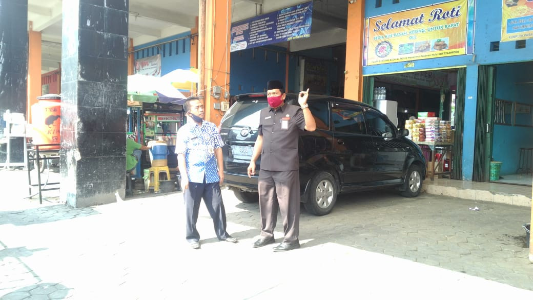 Bapak Kadin Dindagkop Ukm Mengecek Kesiapan Pemagaran Satu Pintu Di Pasar Bintoro