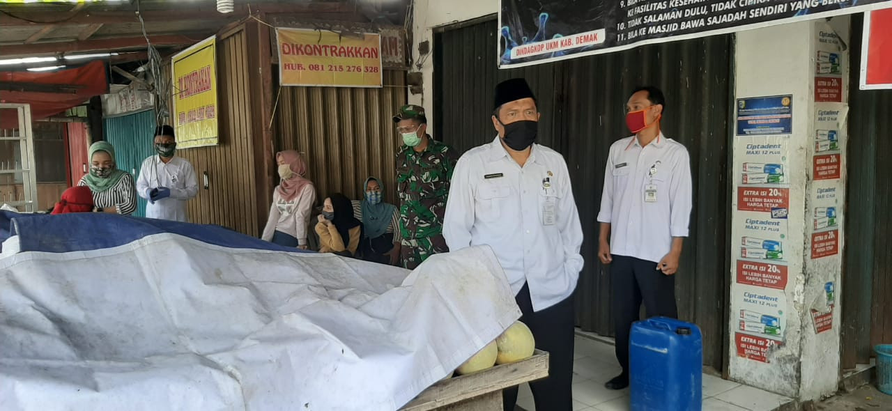 Penyemprotan Di Pasar Brambang Kec Karangawen Dari Tim PMI Kab. Demak