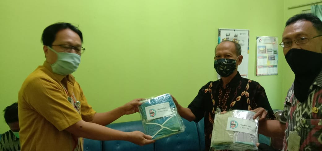 Dinas LH Di Pasar Buyaran Sosialisasi Dan Pembagian Masker Para Pedagang Dan Pengunjung Pasar Buyara