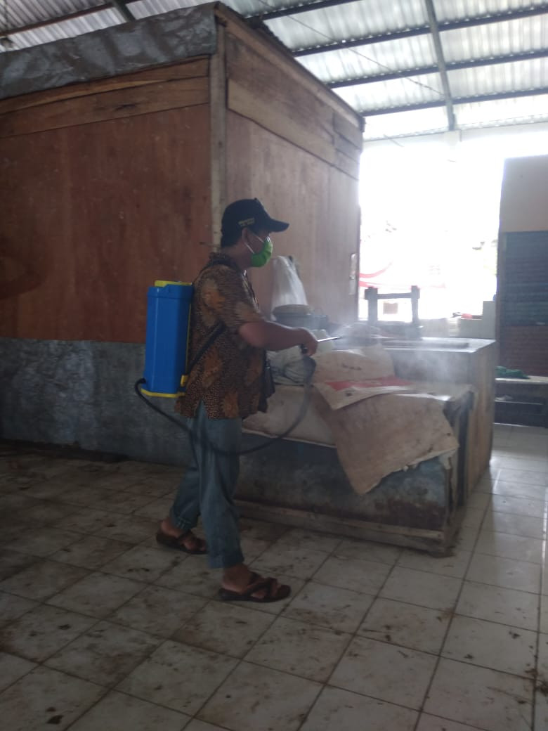 Penyemprotan Disenfektan Pasar Sriwulan Dalam Rangka Menangani Covid-19