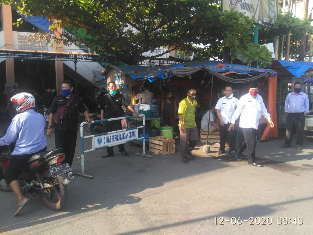 Anjuran  Pemakaian Masker Bagi Pedagang Juga Pembeli Di Pasar Bintoro