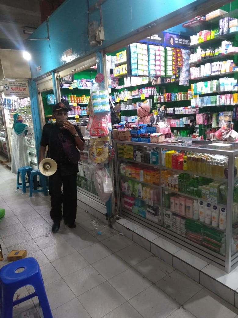Satib Pasar Bintoro Melakukan Pengumuman Pemakaian Masker Dan Waspada Keamanan