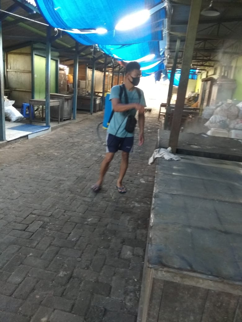 Penyemprotan Disenfektan Pasar Karanganyar Dalam Rangka Menangani Covid-19