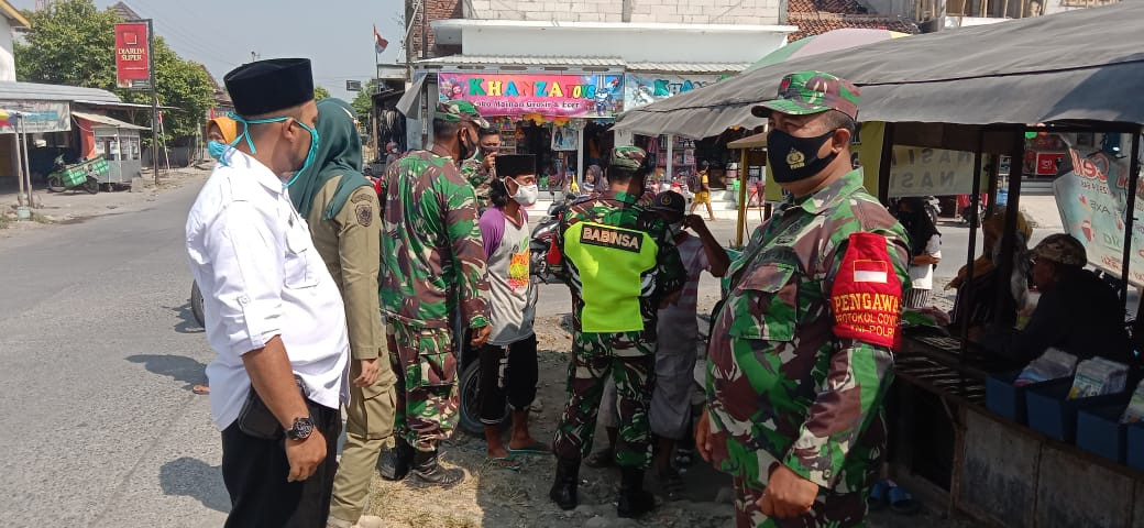 Bapak Danramil Wonosalam Kapten Kav. Karmadi Beserta Jajaranya Hari Ini Membagikan Masker Kepada  Pe