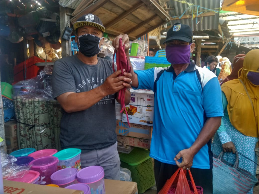 Pembagian Masker Gratis Kepada Pedagang Di Pasar Gablok