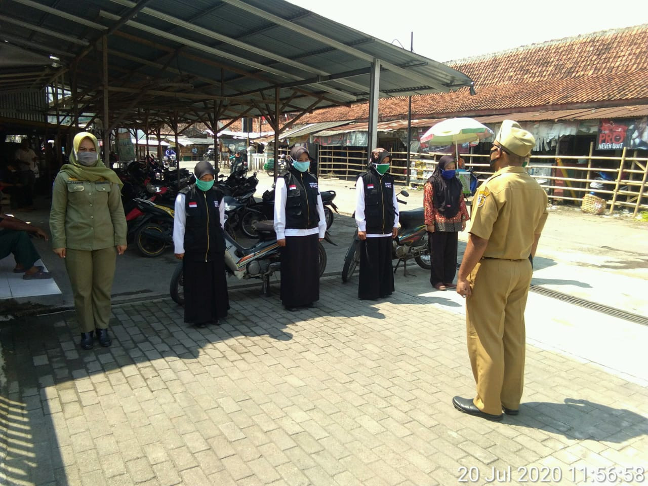 Penjagaan Pasar Dalam Rangka PKM (Pembatasan Kegiatan Masyarakat) Dan Apel Siang Di Pasar Wonosalam