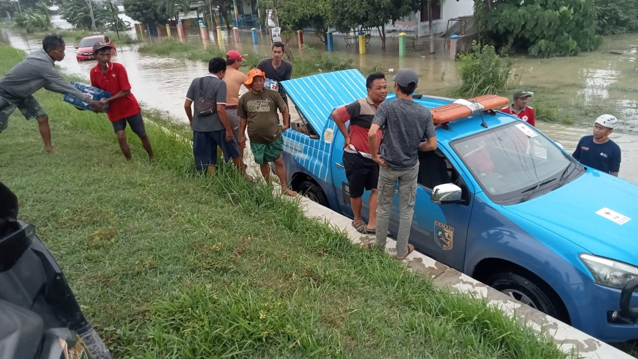 Gotong Royong Distribusi Bantuan bagi Masyarakat terdampak Banjir di Kabupaten Demak