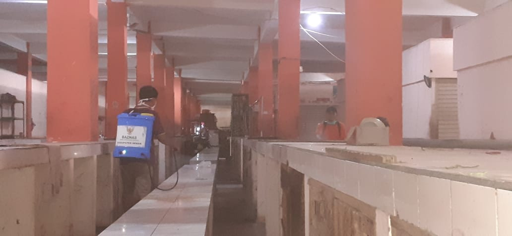 Penyemprotan Disinfektan Di Pasar Bintoro  UPTD Pasar Wilayah I Kabupaten Demak