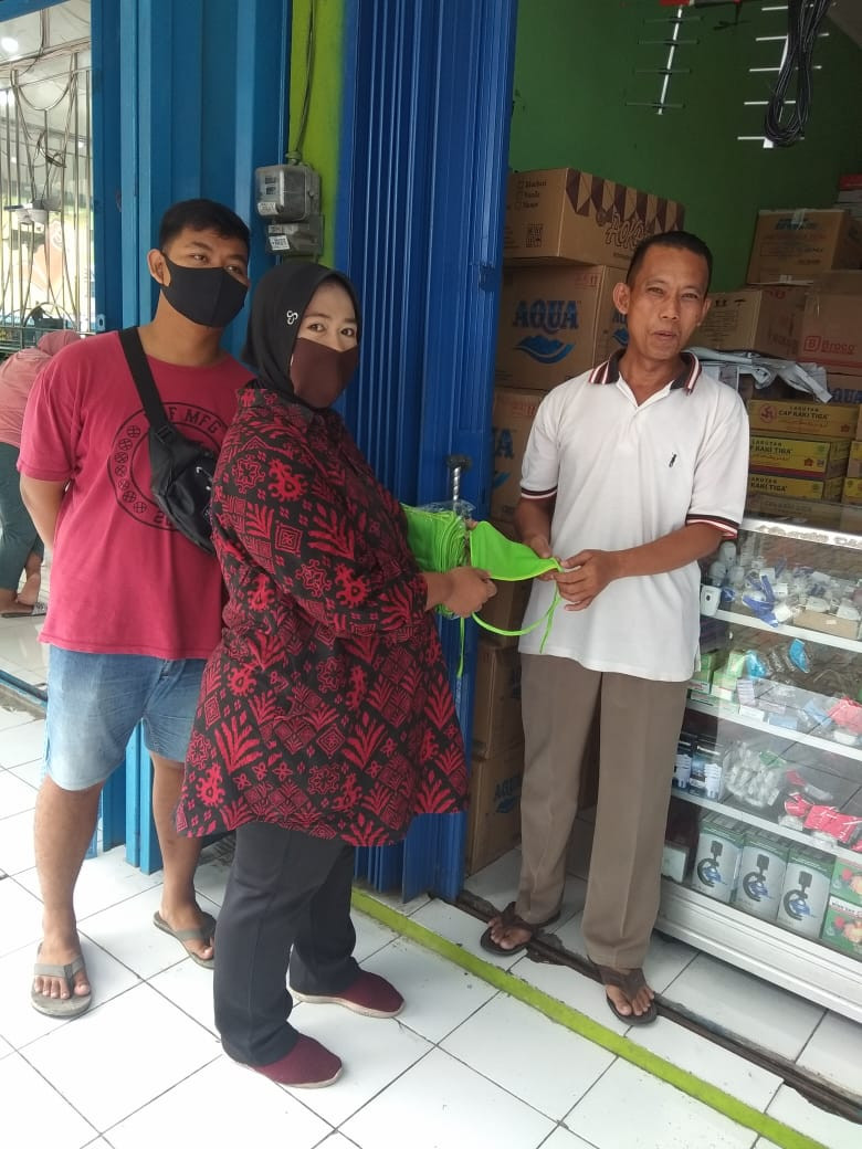 Pembagian Masker Gratis Kepada Pedagang Di Pasar Karanganyar