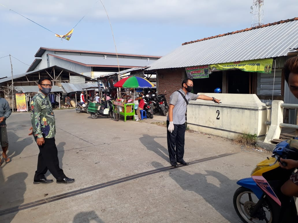 Penjagaan Pintu Masuk Pasar Wonopolo Dempet  Kabupaten Demak