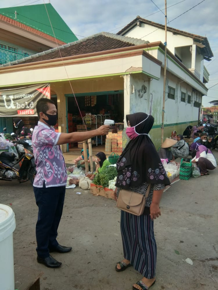 Pengecekan Suhu Di Pasar Gebang Sebelum Memasuki Area Pasar UPTD Paswil I 