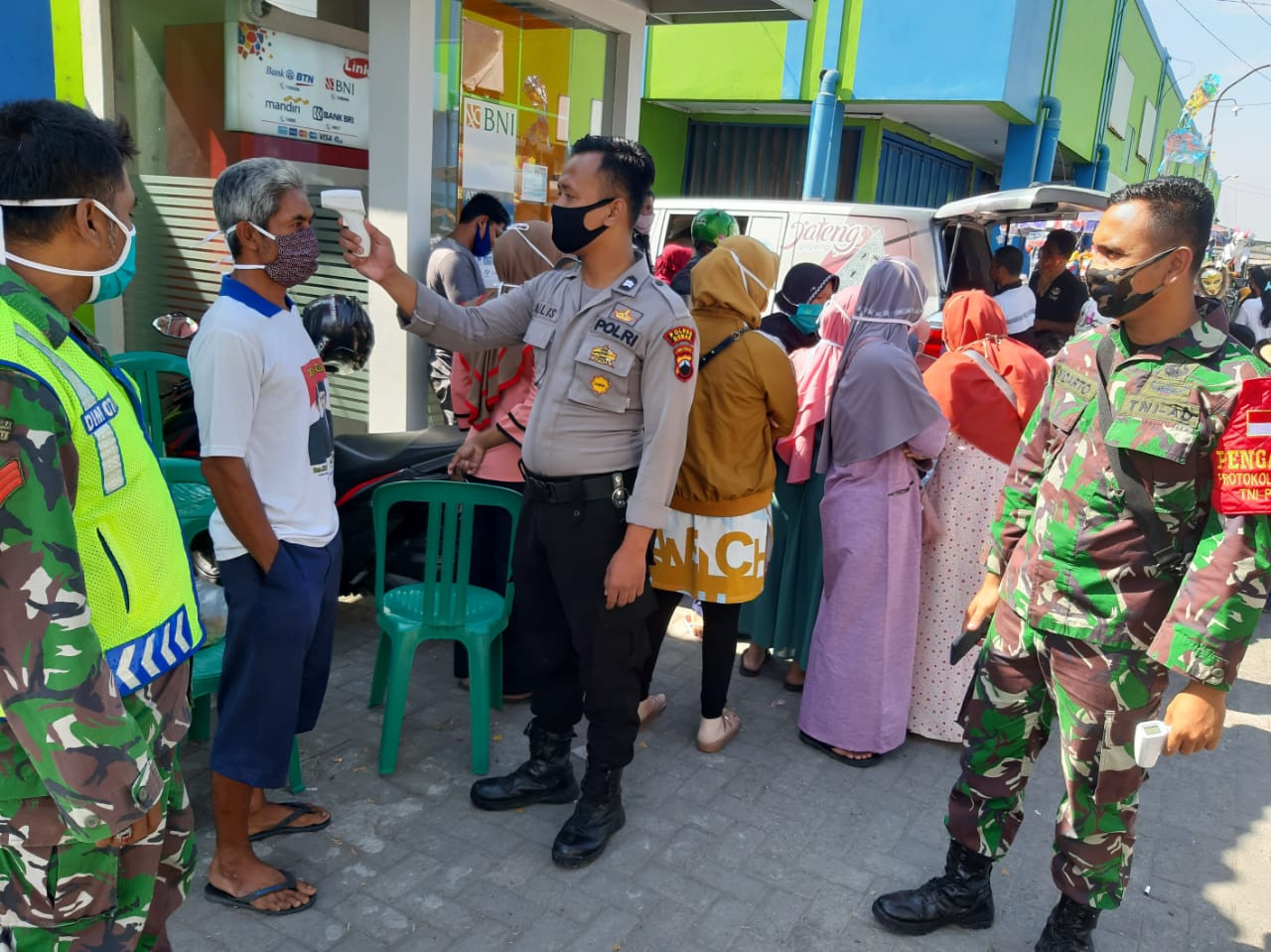 Pengecekan Suhu Tubuh Memasuki Pasar Karanganyar