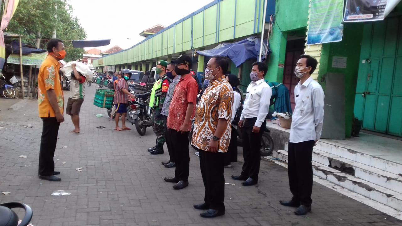 KEGIATAN RUTIN PENJAGAAN PKM (Pembatasan Kegiatan Masyarakat)   DAN APEL PAGI PASAR BUYARAN 