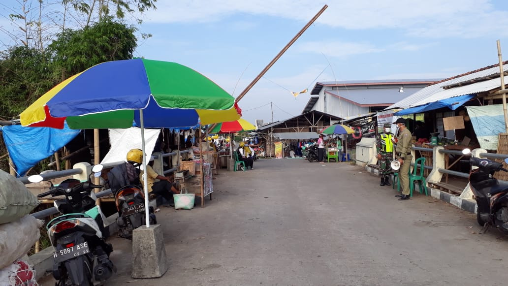 Penjagaan Pintu Masuk Pasar Wonopolo Oleh Satgas Covid Bersama Tentara Koramil Dempet Dan Satpol PP