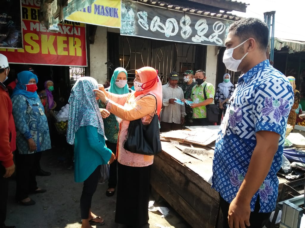 ROMBONGAN SETDA KABUPATEN DEMAK MEMBAGIKAN  MASKER DI PASAR BRAMBANG DEMAK