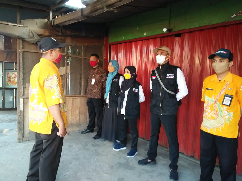 Melakukan Apel Pagi Dan Doa Bersama Sebelum Tugas Satgas Covid Di Pasar Brambang