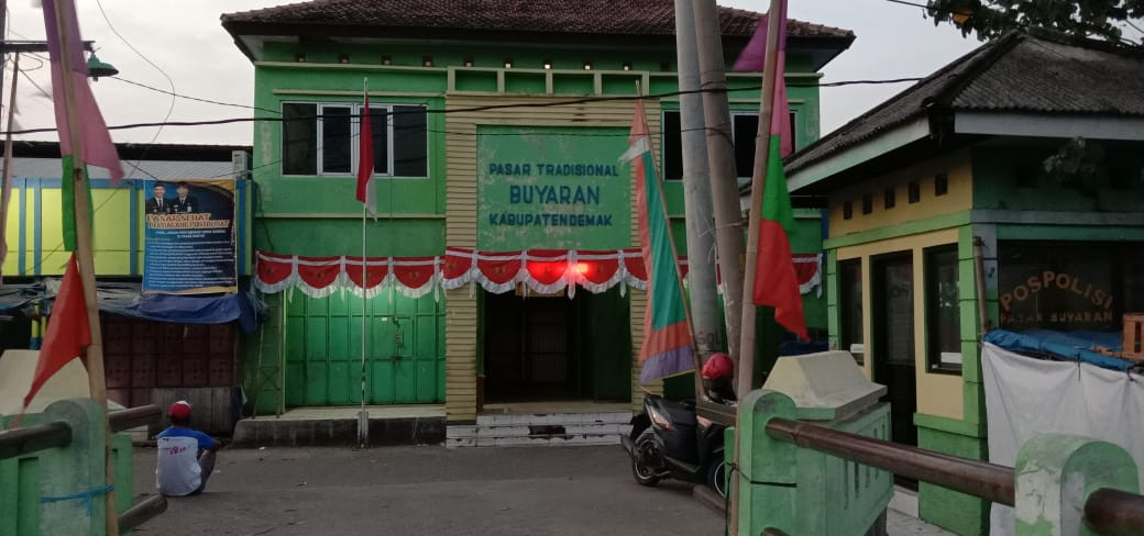 Pemasangan Bendera Dan Umbul Dalam Menyambut HUT Kemerdekaan Republik Indonesia Di Pasar Buyaran