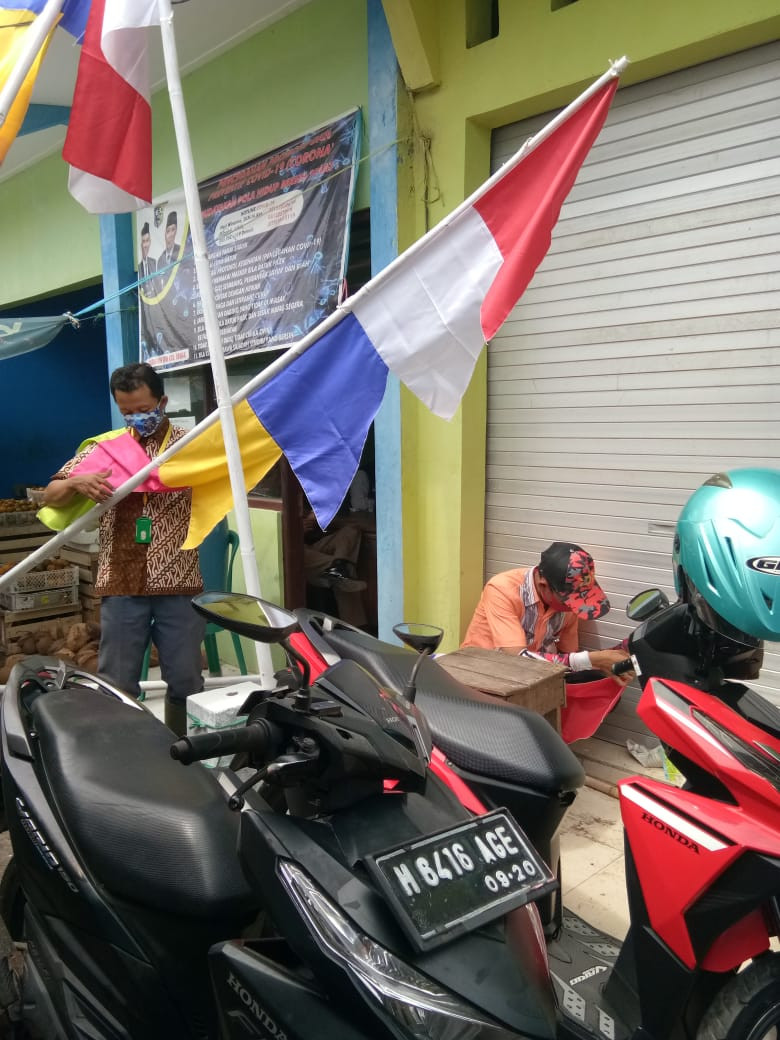 Pemasangan Bendera Dan Umbul Dalam Menyambut HUT Kemerdekaan Republik Indonesia Di Pasar Gebang