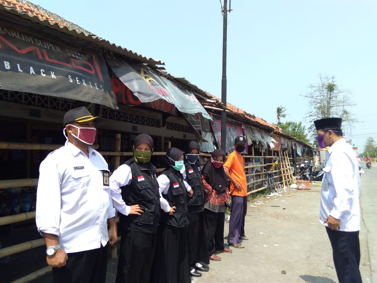 Penjagaan Pasar Dalam Rangka PKM (Pembatasan Kegiatan Masyarakat)  Dan Apel Siang Di Pasar Wonosalam