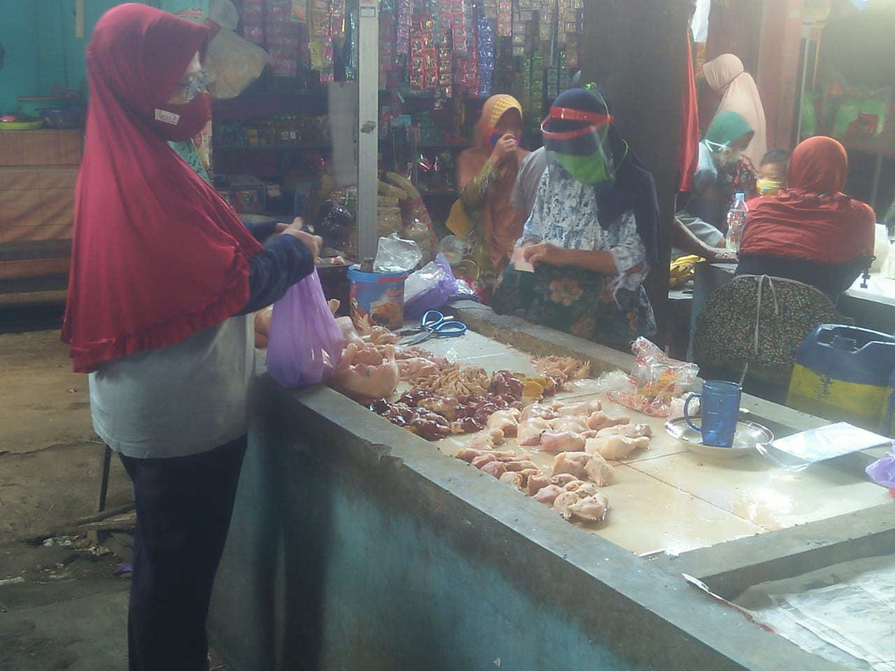 Pantauan Dari Los Ikan Pedagang Dalam Aturan Mematuhi Protokol Kesehatan Pasar Gajah