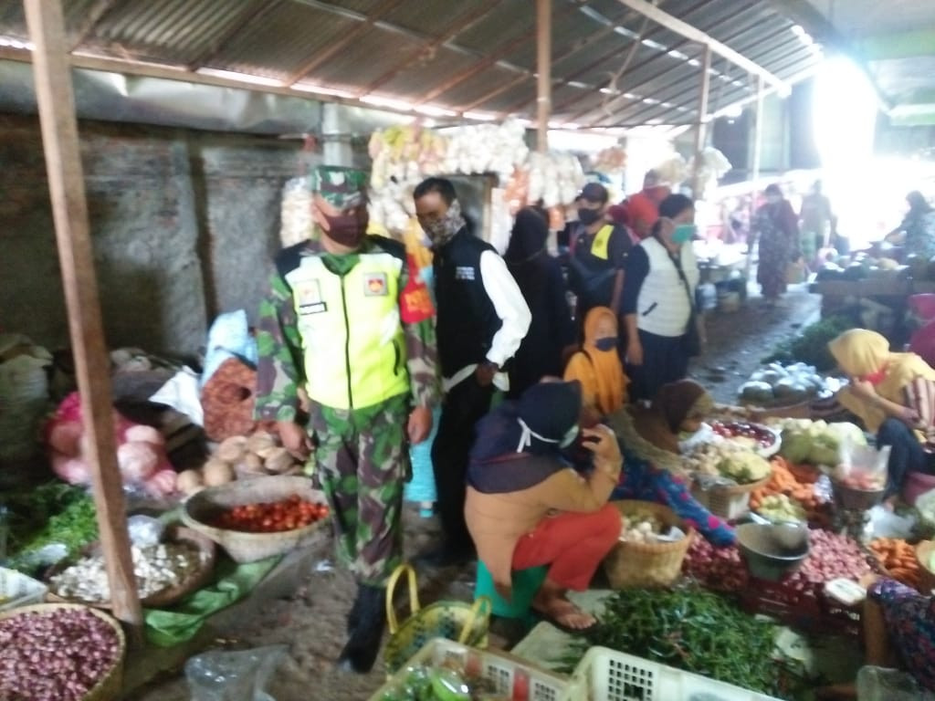 Sosialisasi  Memakai  Masker  Di Wilayah Pasar Brambang Kecamatan Karangawen Kabupaten Demak