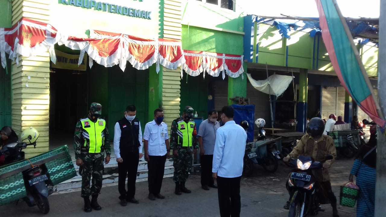 Penjagaan Pasar Dalam Dengan Protokol Kesehatan    Dan Apel Siang Di Pasar Buyaran