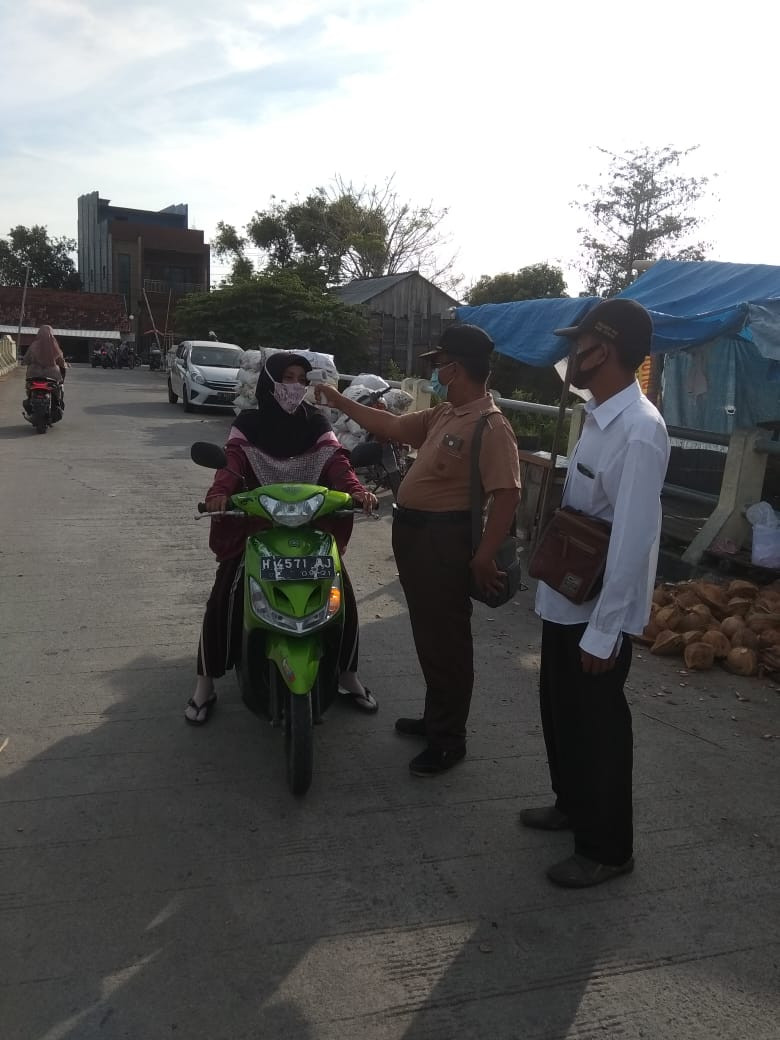 Pengecekan Suhu Di Pasar Wonosalam Sebelum Memasuki Area Pasar