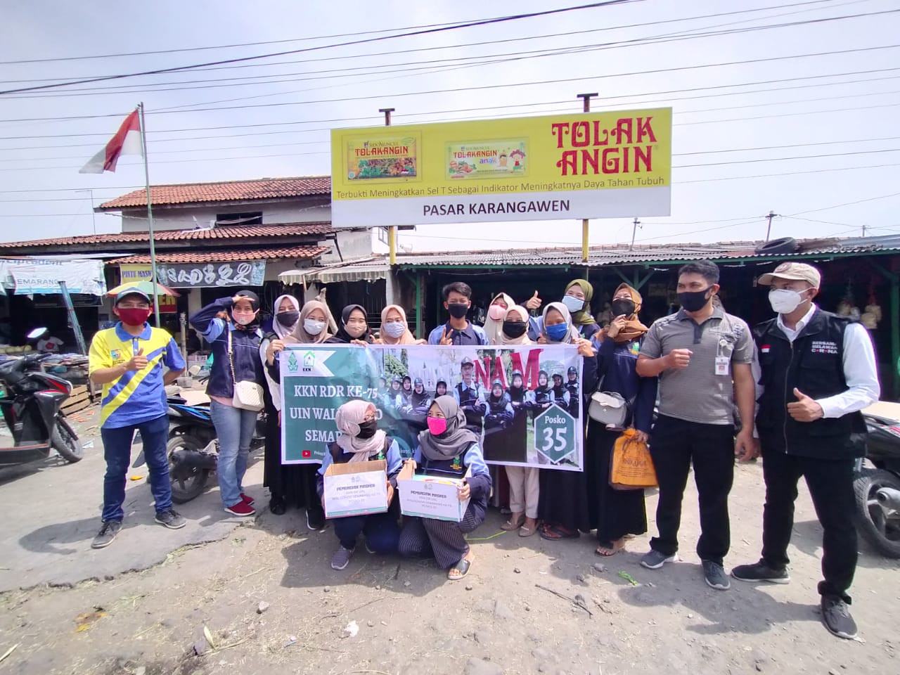 Pembagian Masker Dari UIN WALISONGO Semarang Dengan Petugas Pasar Brambang