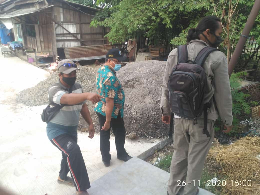  Bapak Kepala Bidang Pengelolaan Pasar Dindagkop UKM Melakukan Monitoring Pembangunan dan Pemelihara