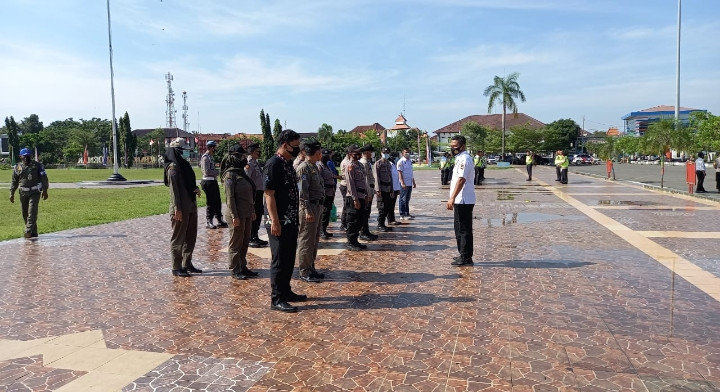 Apel Siang Gabungan Bersama Satgas Covid-19 Dalam Melaksanakan Tugas Yustisi Masker Dan Pembatasan