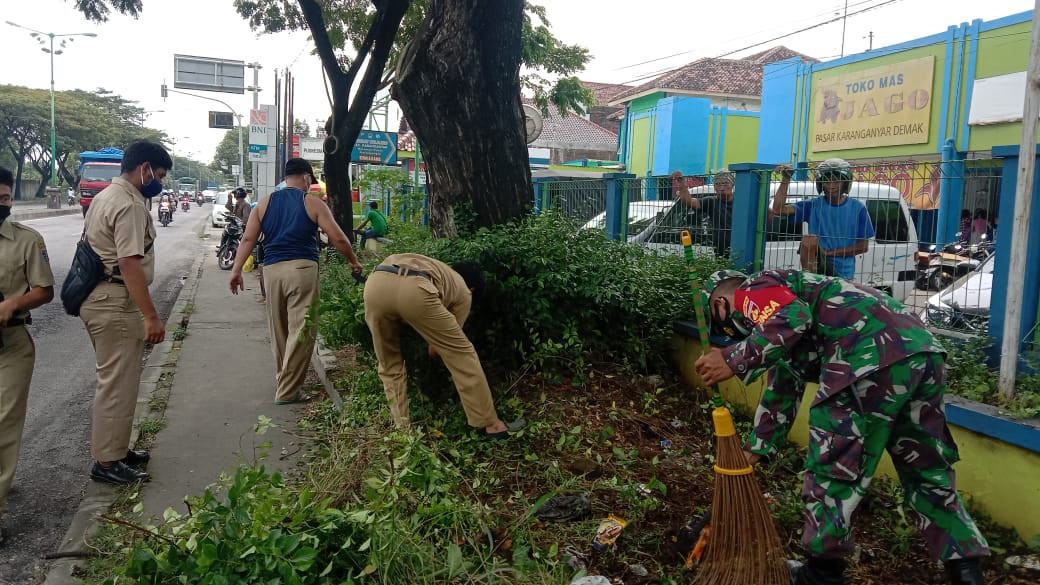 Kerja Bakti Menyambut Hari Jadi Kabupaten Demak Ke – 518 Di UPTD Paswil V Pasar Karanganyar