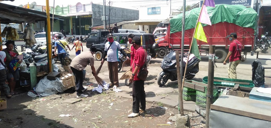 Kerja Bakti Dalam Menyambut HUT Demak Ke – 518 Pada UPTD Pasar Wilayah IV Pasar Brambang