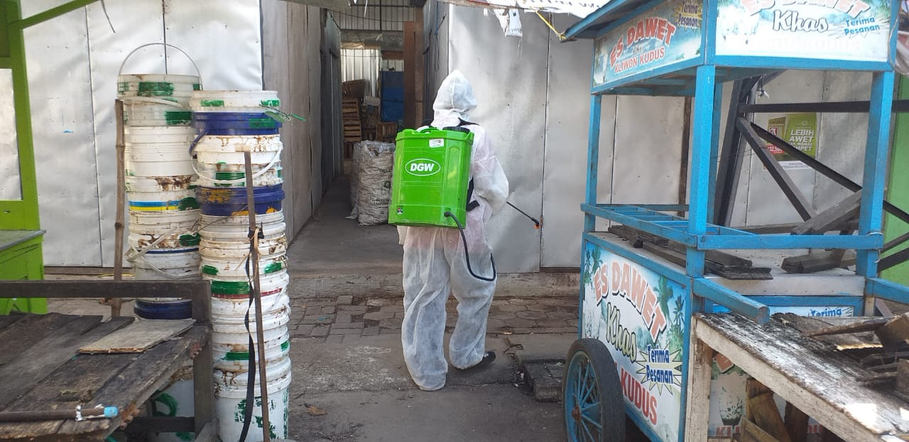 Penyemprotan Disinfektan Di UPTD Paswil V Pasar Jebor  Hari  Sabtu, 17 April 2021