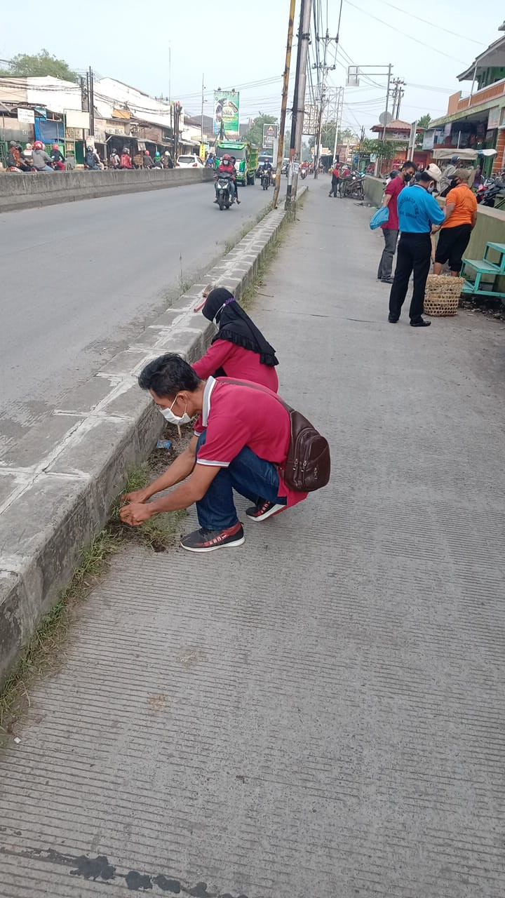 Kerja Bakti Dalam Rangka Smart City Kabupaten Demak Pada UPTD Paswil III Pasar Mranggen