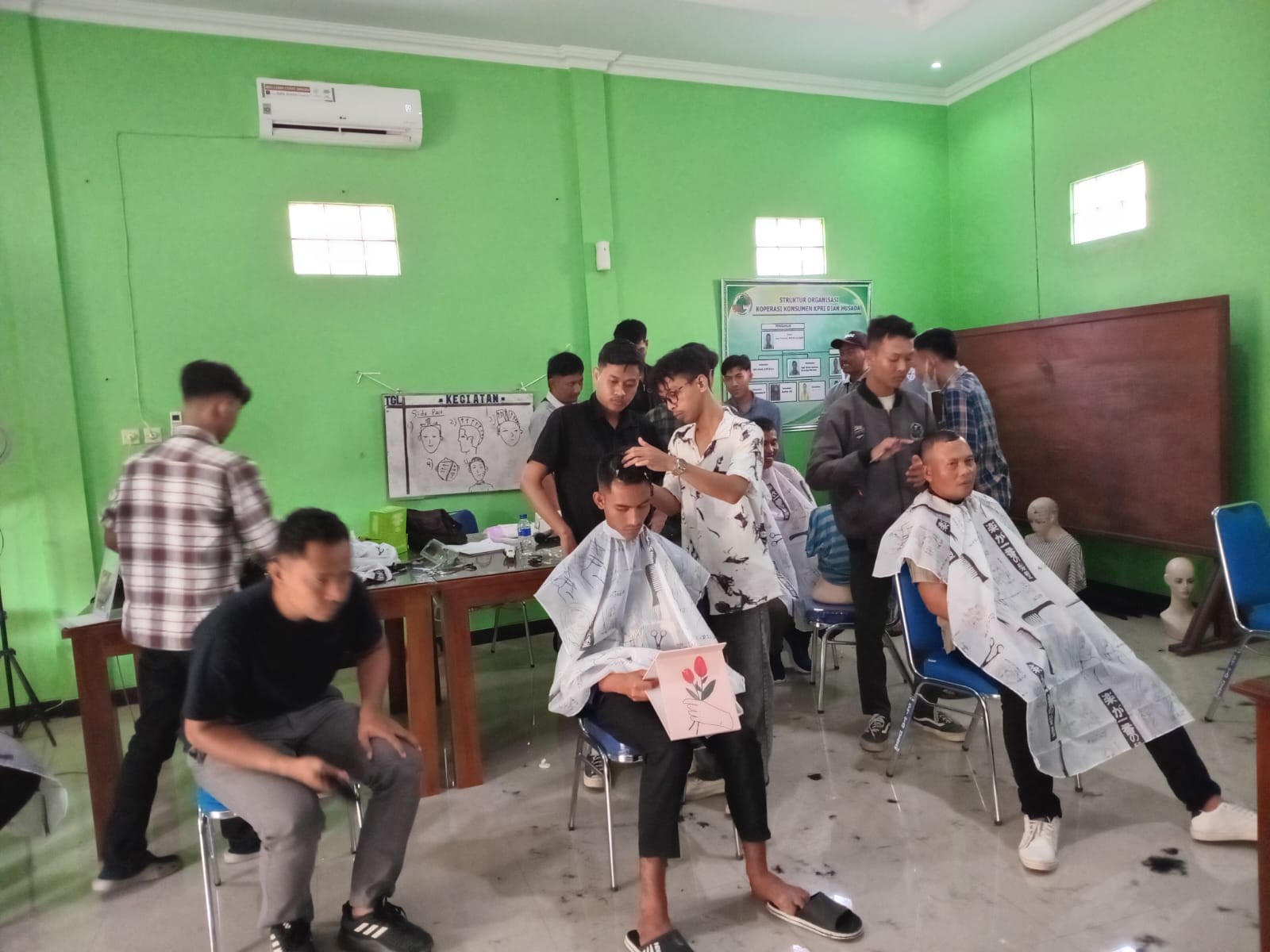 Pelatihan Barbershop Dindadgkop: Membentuk Penata Rambut Muda di Demak